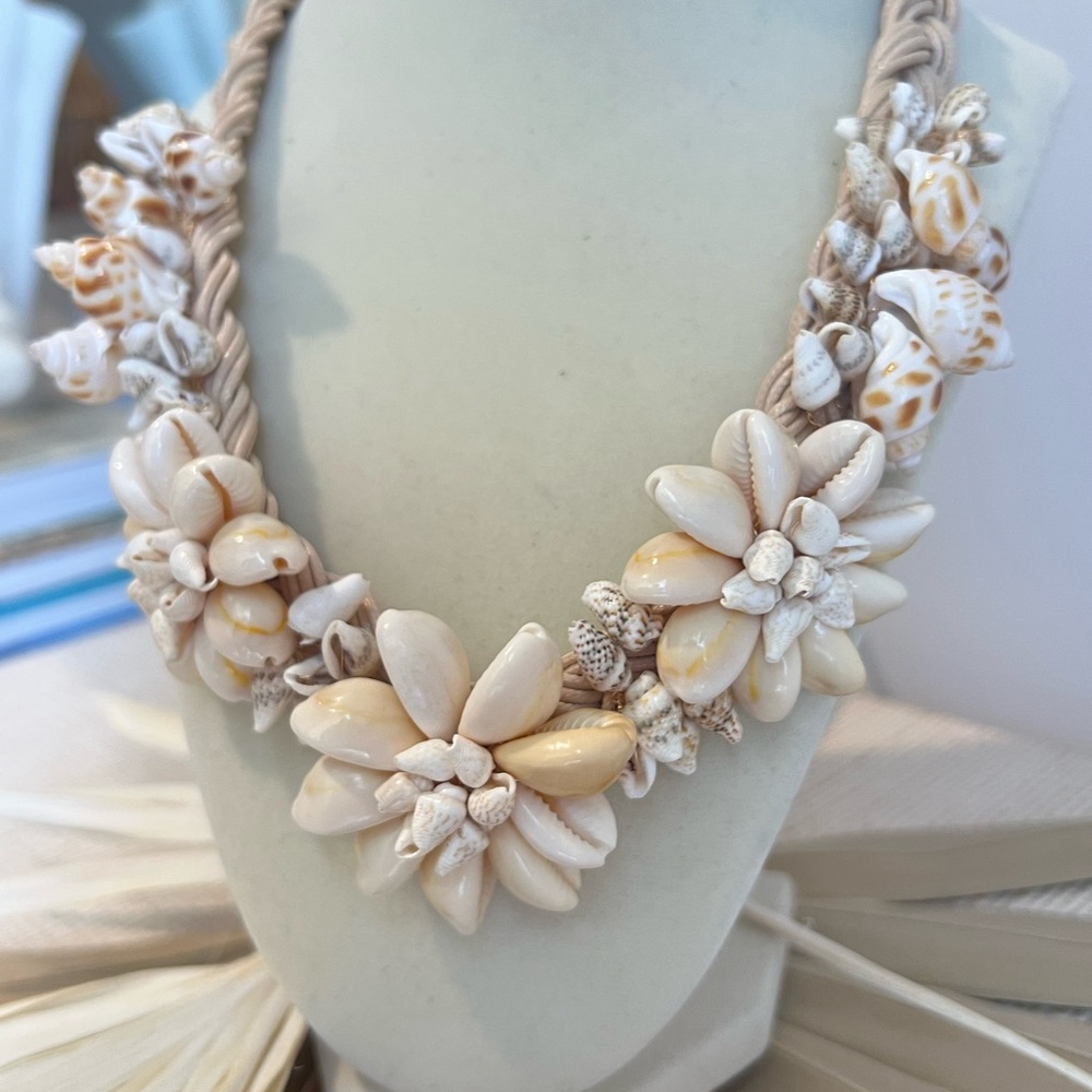 Elegant Shell Necklace in Cream and Tan, NWT
